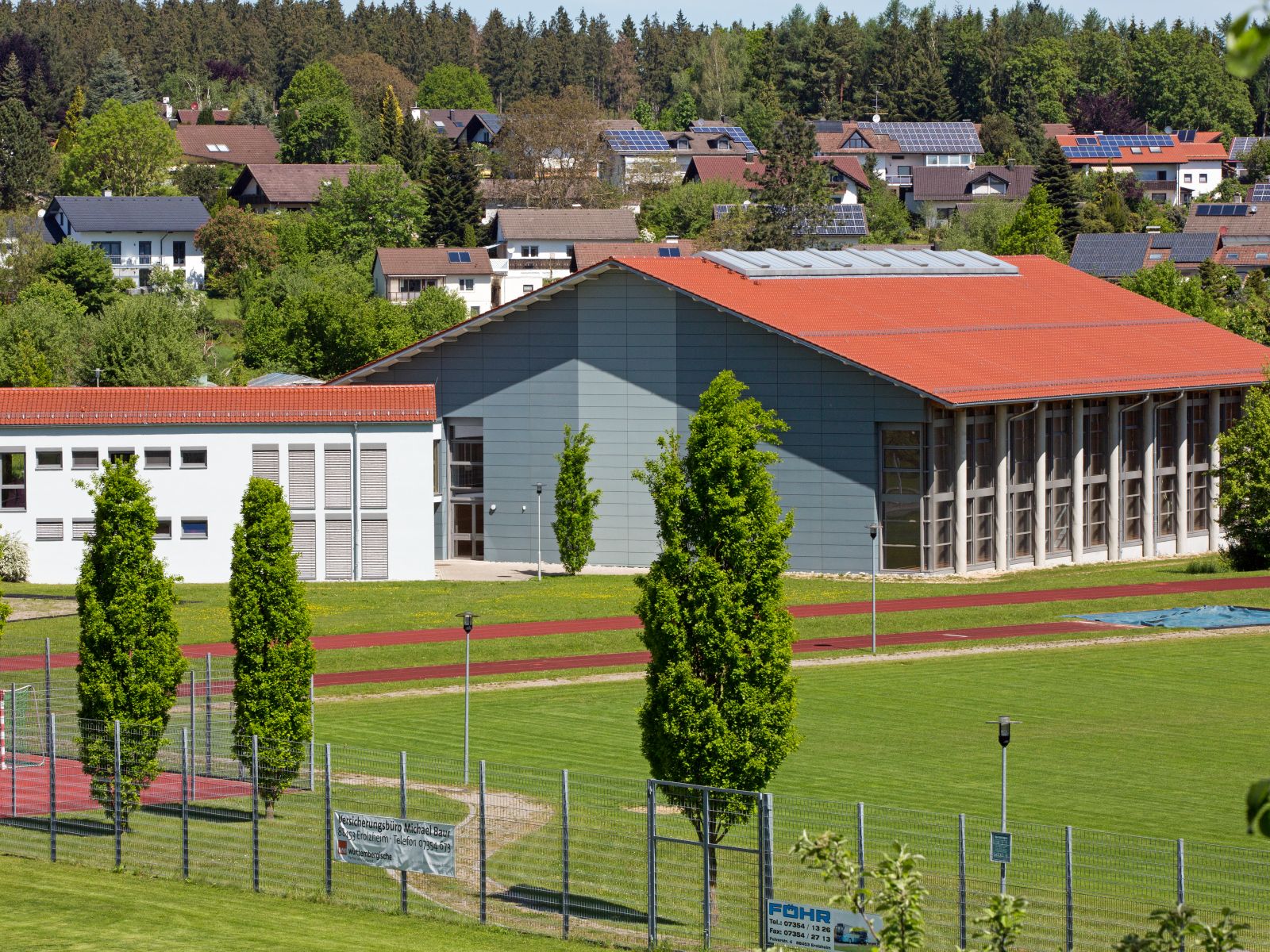 Sporthalle und Außenanlagen 